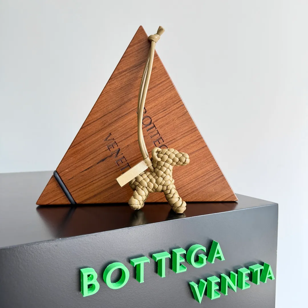 Batch 540 BOTTEGA VENETA2025 new puppy-shaped pendant braided puppy is now online😎The leather braided puppy-shaped pendant can be hung on any handbag, and it is as cute, delicate and colorful as it matches with a bag. Cute and cute, it will touch your heart at any time. It can be hung on bags or keychains. Who can resist such a cute puppy? Style number: 807068